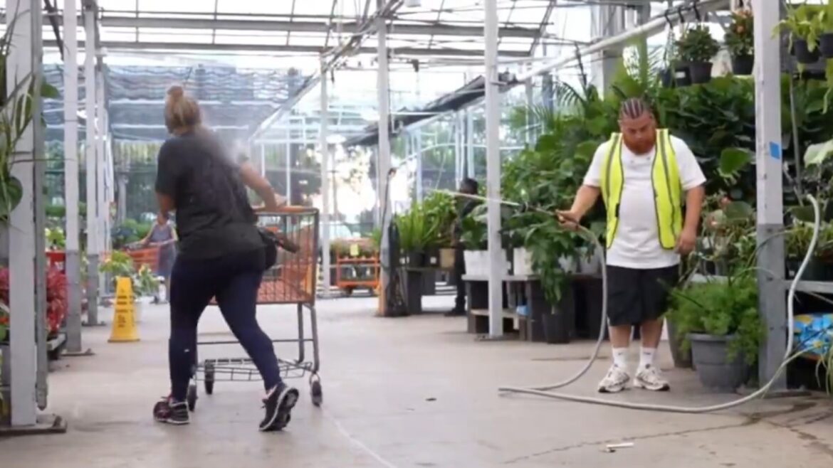 Two Japanese men attack Kick streamers.