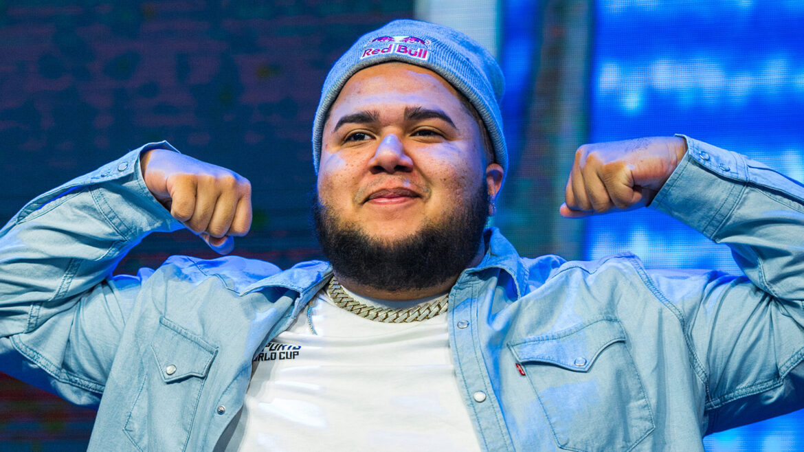 Street Fighter 6 cosplayer Crisuki dressed up as JP stands across from pro BlindWarriorSven.