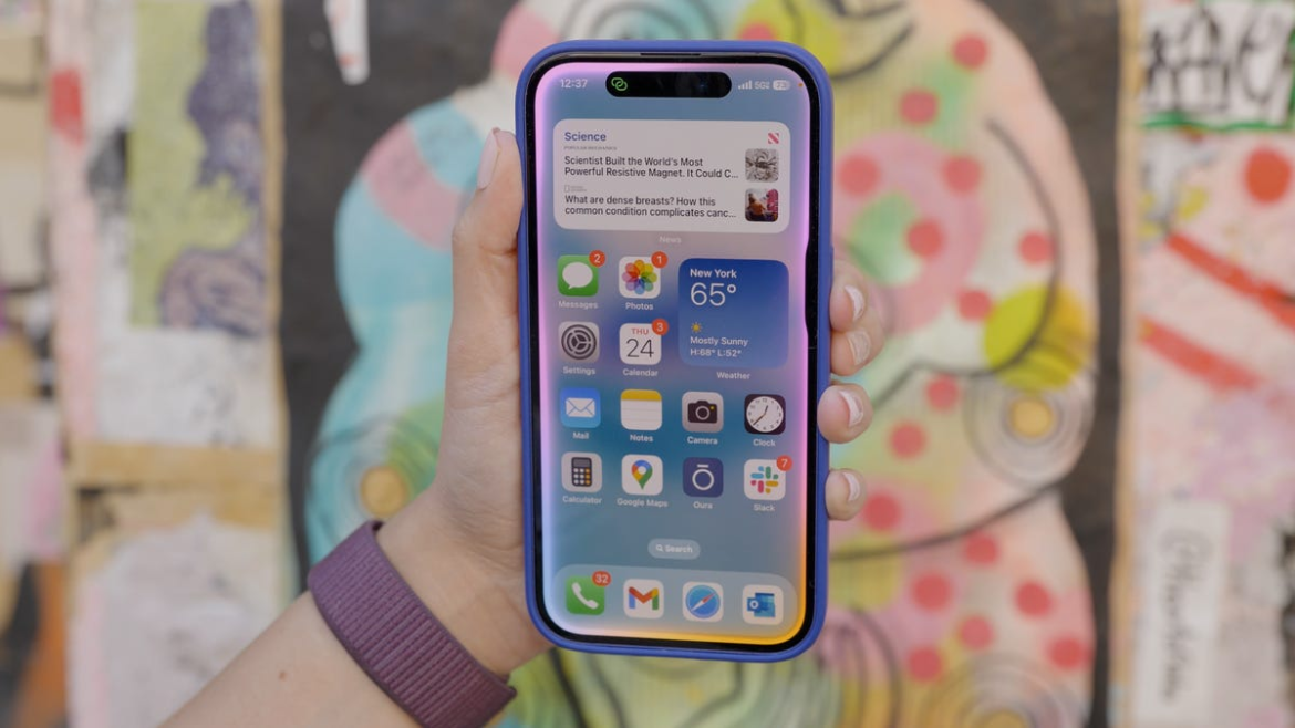 With Apple's Siri AI Overhaul Delayed, Google Might Help It Catch Up