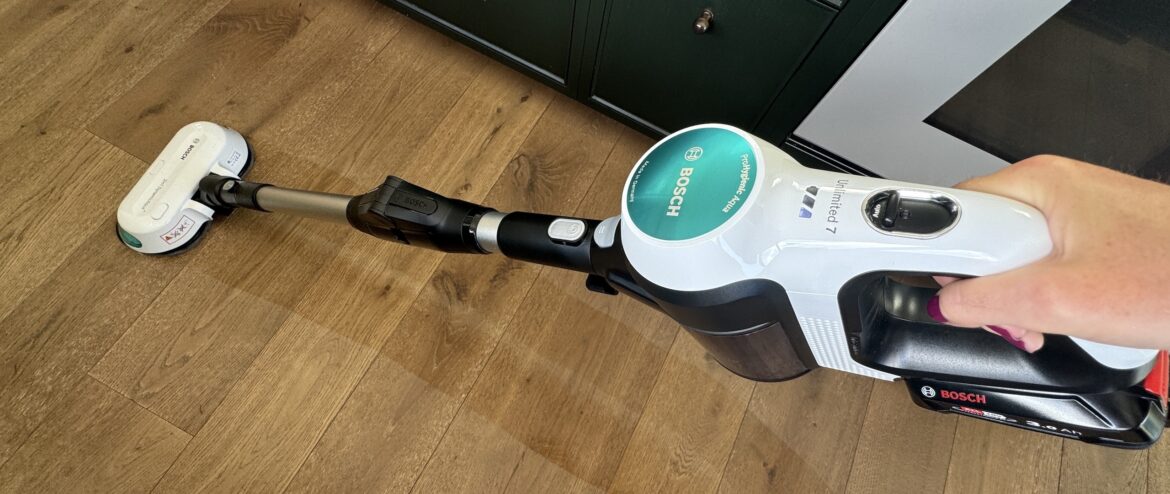 Bosch Unlimited 7 Aqua vacuum testing mop function on wood floors