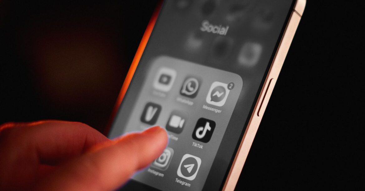 Diminish Distractions by Setting Your iPhone to Gray Scale When You're Home