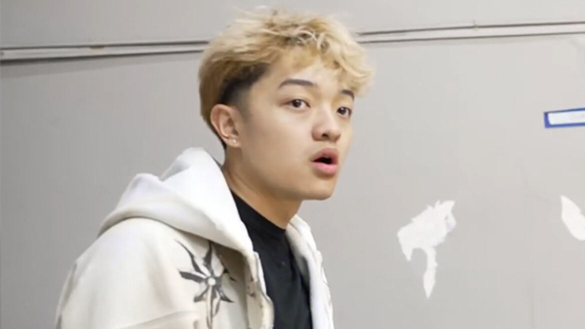 amouranth in front of green screen