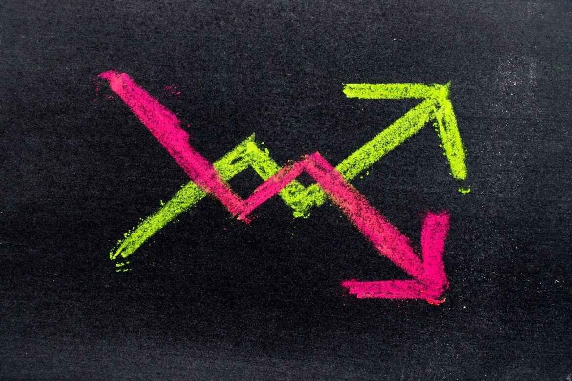 XRP and Solana (SOL) Signal Bullish Strength While Traders Hedge For Downside in Bitcoin (BTC) and Ether (ETH)