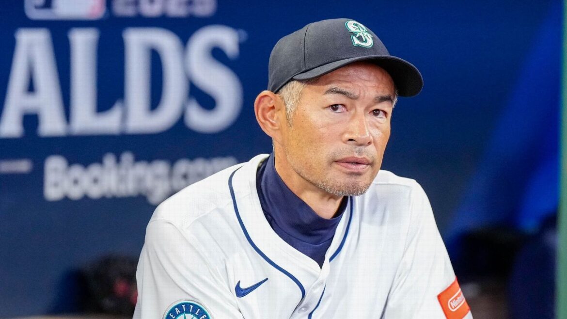 Ichiro plays in right field for Seattle Mariners during team scrimmage